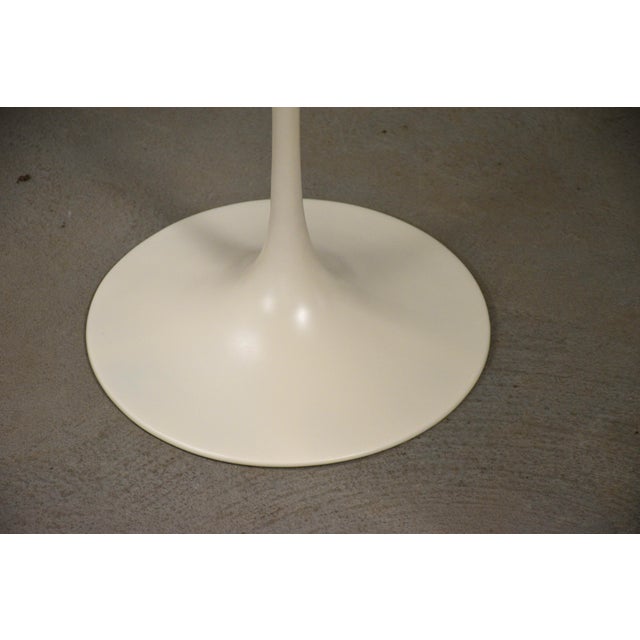 Eero Saarinen 1970s Eero Saarinen Knoll Marble 20” Tulip End Table For Sale - Image 4 of 7