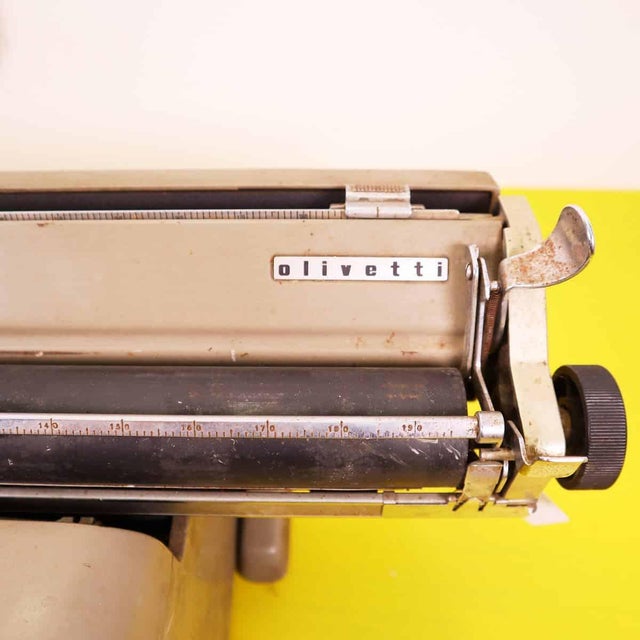 Descrizione Articolo: macchina da scrivere vintage olivetti lexicon 80 Altezza: 21 Larghezza: 58 Profondità: 38 This piece...