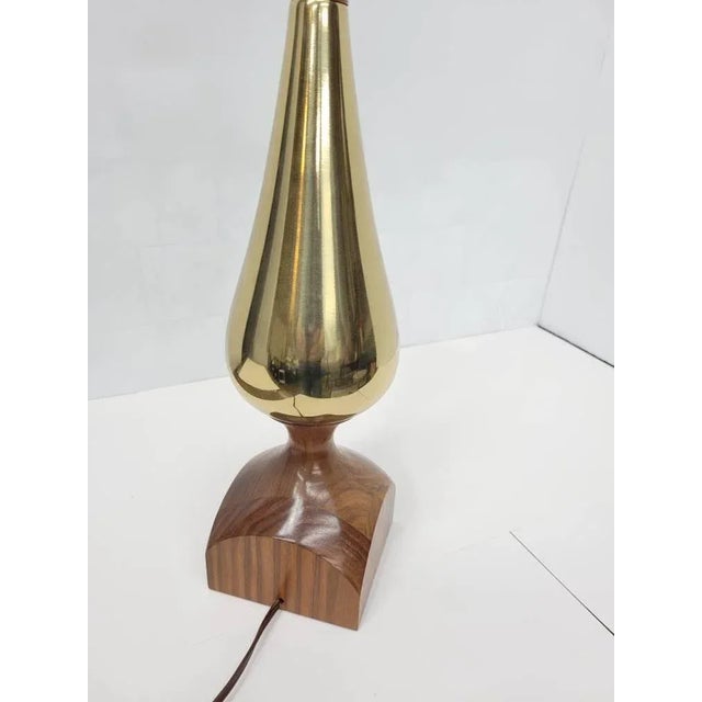 Mid-Century Laurel Walnut & Gold Chrome Table Lamp • Sculptural Teardrop Brass Lamp For Sale - Image 9 of 12