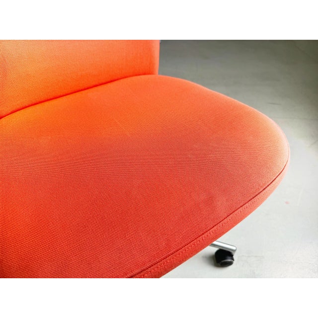 Red, Blue, Gray and Black Office T-Chairs from Vitra, Set of 3 For Sale - Image 11 of 16