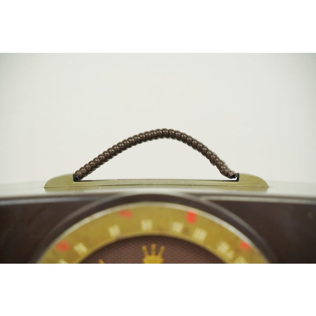 Traditional 1951 Portable Zenith Brown Bakelite Am/Fm Tube Radio For Sale - Image 3 of 12