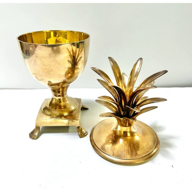 1960s Hollywood Regency Brass Pineapple Lidded Urn – Vintage Brass Pineapple Decor For Sale - Image 5 of 7