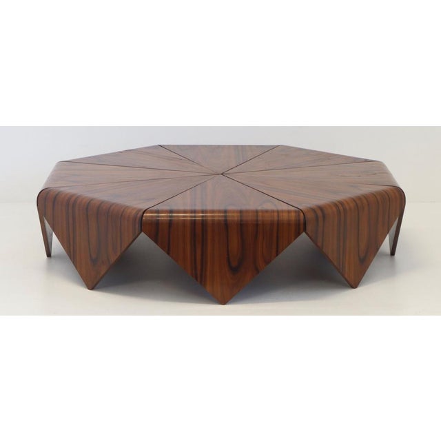 Delicate and sophisticated, the Pétala coffee table is one of Jorge Zalszupin's most famous pieces. Its curvature, defying...