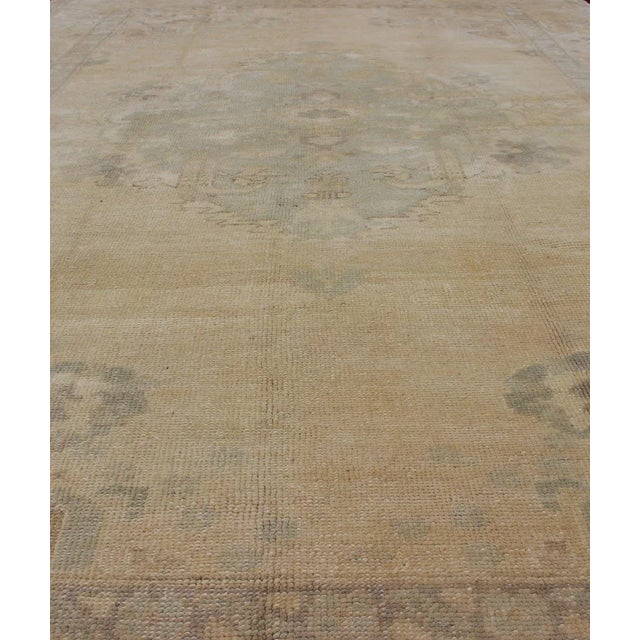 Oushak Vintage Turkish Rug With Faded Central Medallion Design in Cream Colors For Sale In Atlanta - Image 6 of 13