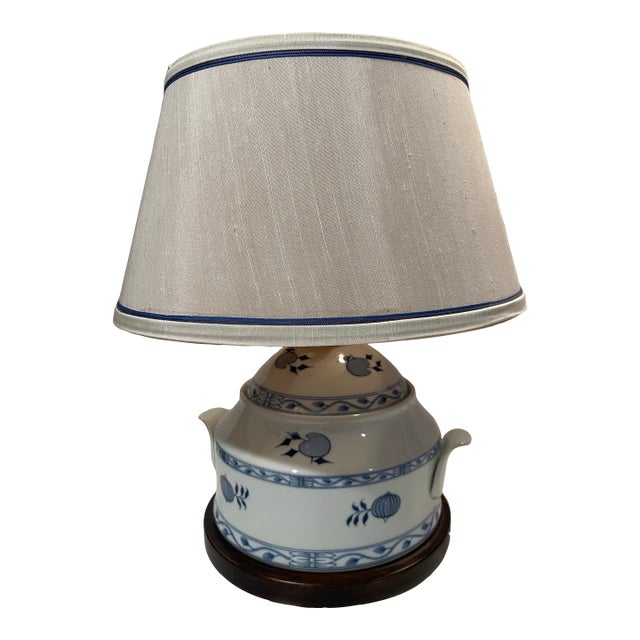 Frederick Cooper Blue & White Ceramic Vintage Table Lamp, Chicago. For Sale