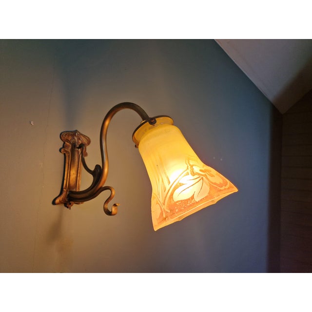 Magnificent Art Nouveau wall light from the 1900s in gilded bronze with a satin glass tulip with highlights in orange-...