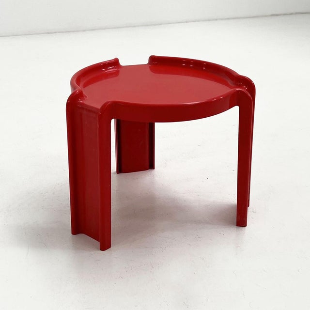 Red Side Table by Giotto Stoppino for Kartell, 1970s, in Good conditions. Designed 1970 to 1979 This piece has an...