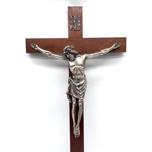 Large-format crucifix with a three-dimensional figure of Jesus, cast in silver-plated metal. A striking religious object...