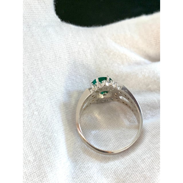 1.5 Carat Round Cut Emerald and 1.2 Carat Diamond Ring 18 Karat White Gold For Sale - Image 13 of 18