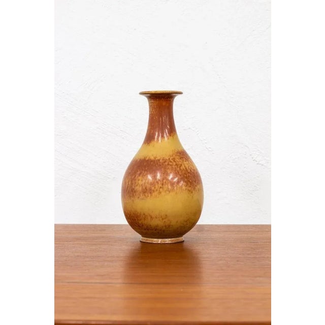 Stoneware vase designed by Gunnar Nylund. Hand-made at Rörstrand in the 1940s. Glaze with burnt brown tones. Very good...