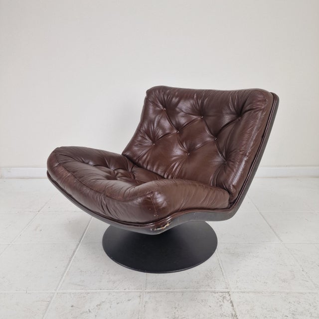 Unlike the common white composite shells, this chair features its original shell made of heavy molded plastic. This...