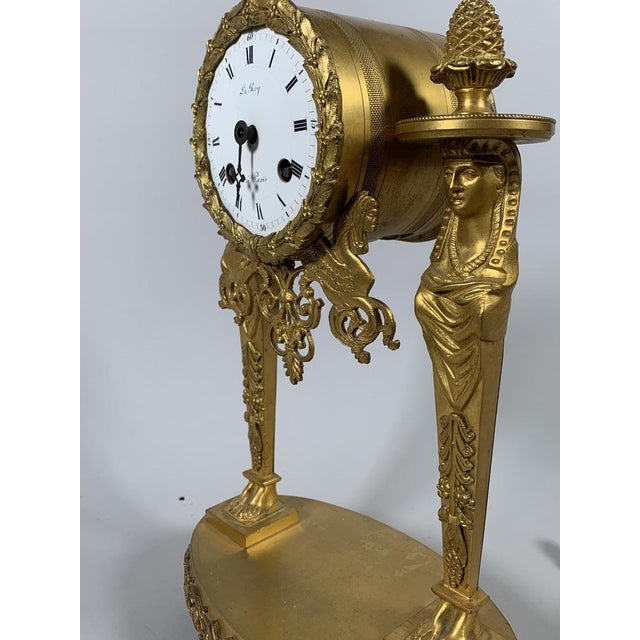 Traditional Empire Portico Clock with Egyptian Motifs in Gilt Bronze, 1800 For Sale - Image 3 of 8