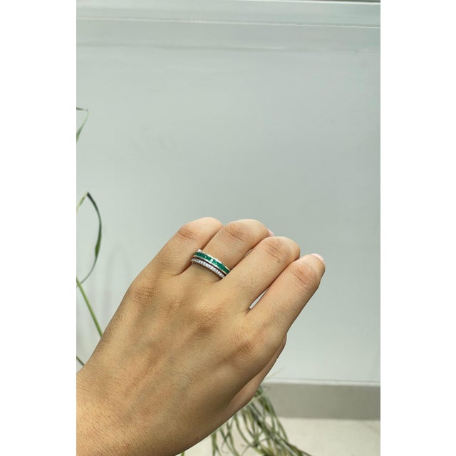 Modern 3.82 Ct Blue Topaz & Green Onyx Spinner Eternity Band Ring in 925 Sterling Silver Size 6 For Sale - Image 9 of 16