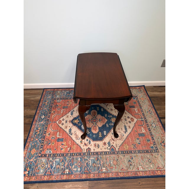 Wood Pair of Early 20th Century Traditional Queen Anne–Style Drop-Leaf Side Tables For Sale - Image 7 of 9