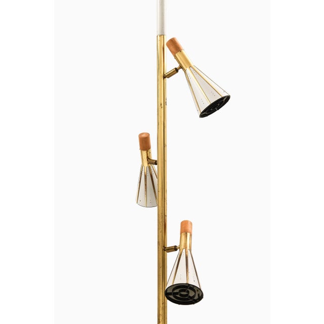 Rare floor / pole lamp in brass and white lacquered metal, 1960’s additional information: material: brass and white...