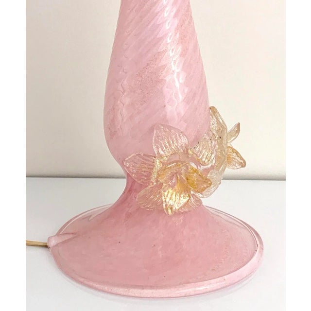 1950s 1950s Barovier & Toso Murano Glass Table Lamp – Pink & Gold Flecked With Sculpted Flowers For Sale - Image 5 of 11
