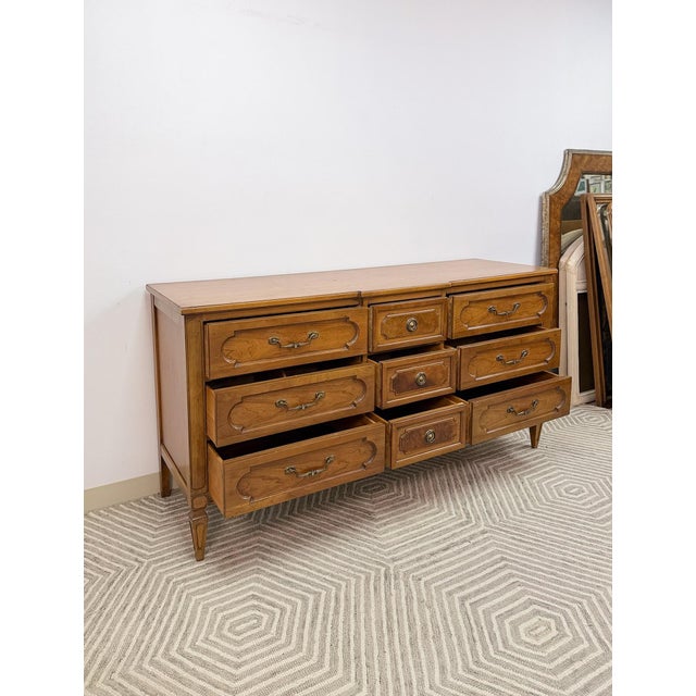 Upgrade your bedroom or living space with this Vintage Transitional Thomasville 9-Drawer Dresser, a timeless piece...