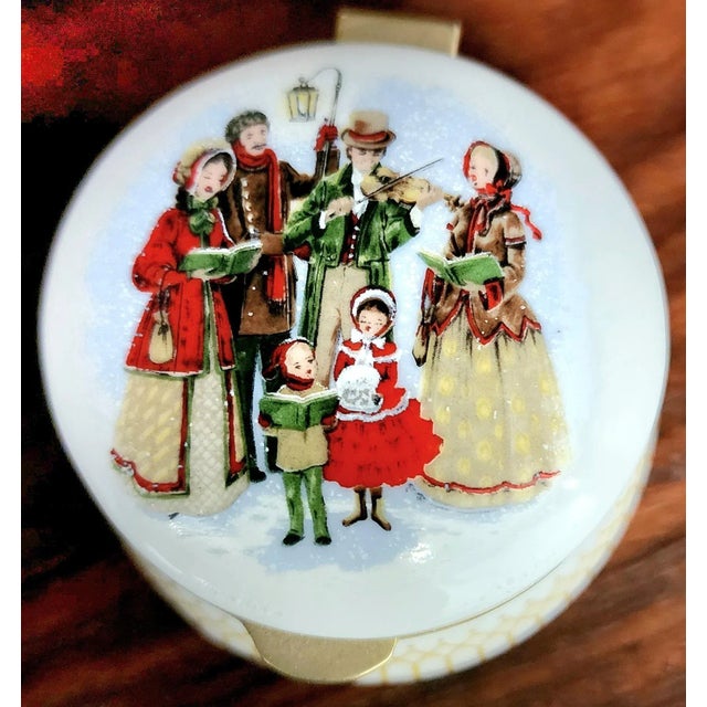 1970s Ayshford Christmas Scene English Fine Bone China Round Box For Sale - Image 5 of 11