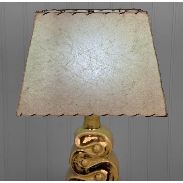 Mid-Century Atomic Green & Gold Ribbon Candy Table Lamp W/ Fiberglass Shade For Sale - Image 6 of 13