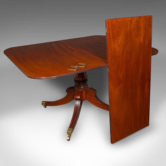 This is an antique 4-6 seat extending dining table. An English, mahogany country house centre table, dating to the Regency...