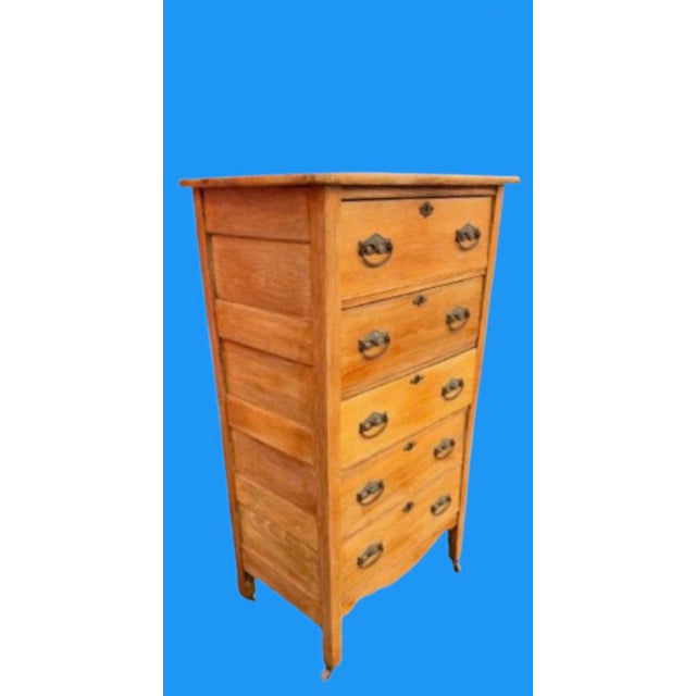 Camel 1920s Antique American Tiger Oak Tall Chest Dresser on Casters in the Style of Ralph Lauren For Sale - Image 8 of 11