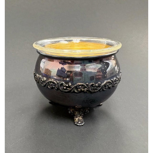 This beautiful antique sterling silver salt cellar features a cauldron-style design with three legs and a removable clear...