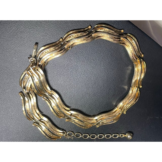 Mid-Century Modern MCM Jewelry by Trifari Choker Necklace, Composed of Articulated Flame-Like Ribbon Links For Sale - Image 3 of 9