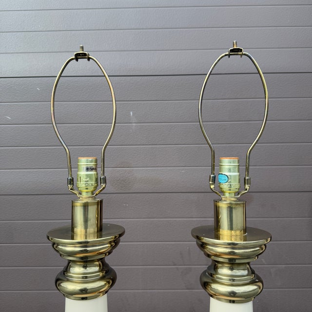 American Vintage Stiffel Beige Porcelain and Brass Table Lamps - A Pair For Sale - Image 3 of 18