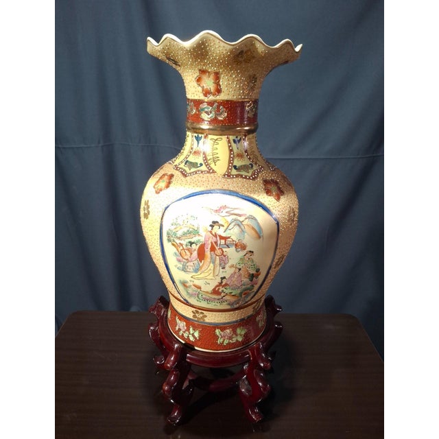 Superb decorative Chinese vase, approximately 45 cm tall, richly decorated with hand-painted polychrome scenes enhanced...