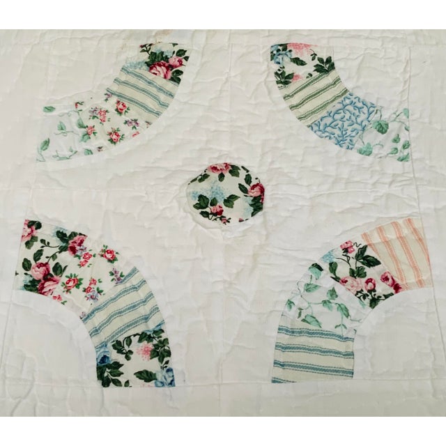 1940s Vintage All-Cotton Hand-Stitched Double Wedding Ring Scalloped Quilt For Sale - Image 13 of 18