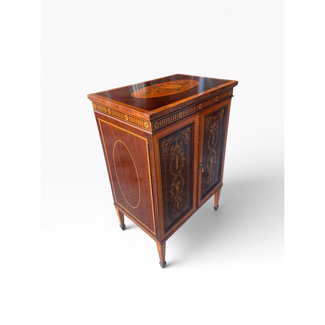 English Pair of Early 20th Century Federal Revival Inlaid Marquetry Nightstands / Bedside Cabinets For Sale - Image 3 of 14
