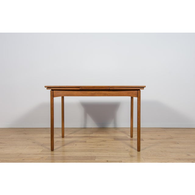 This Mid-Century extendable dining table in teak was manufactured in the Denmark the 1960s. The table has reinforced,...