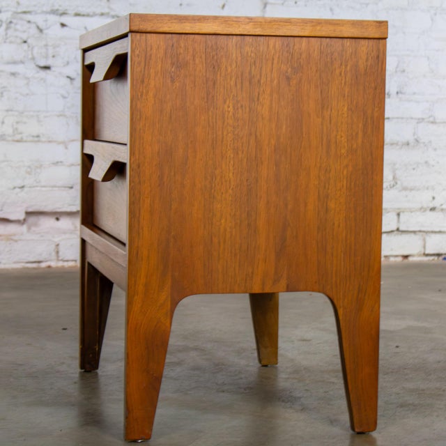 Mid-20th Century MCM Nightstand Side or End Table Attributed to Johnson Carper Fashion Trend Line For Sale - Image 6 of 17