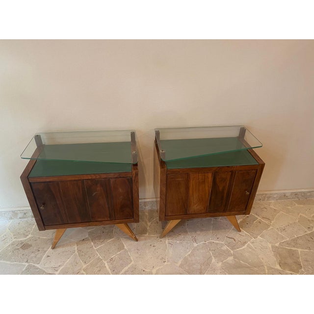 Mid-Century Modern Vintage Beech and Walnut Bedside Tables with Green Glass Top and Clear Glass Shelf, Italy, 1950s, Set of 2 For Sale - Image 3 of 10