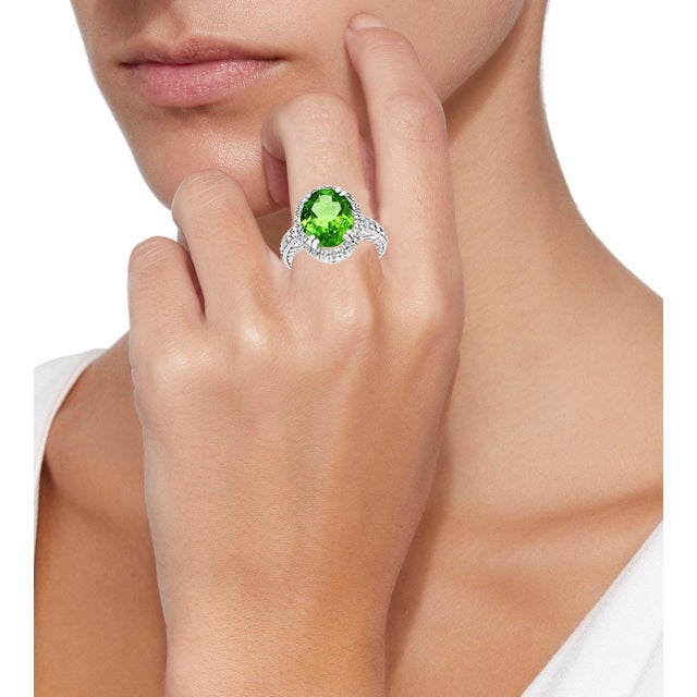 2010s 7 Carat Oval Peridot and 1.2 Carat Diamonds 14 Karat White Gold Cocktail Ring For Sale - Image 5 of 18