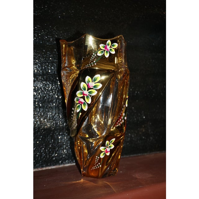 Hollywood Regency Vintage Bohemian-Style Amber Art Glass Vase With Hand-Painted Flowers For Sale - Image 3 of 3