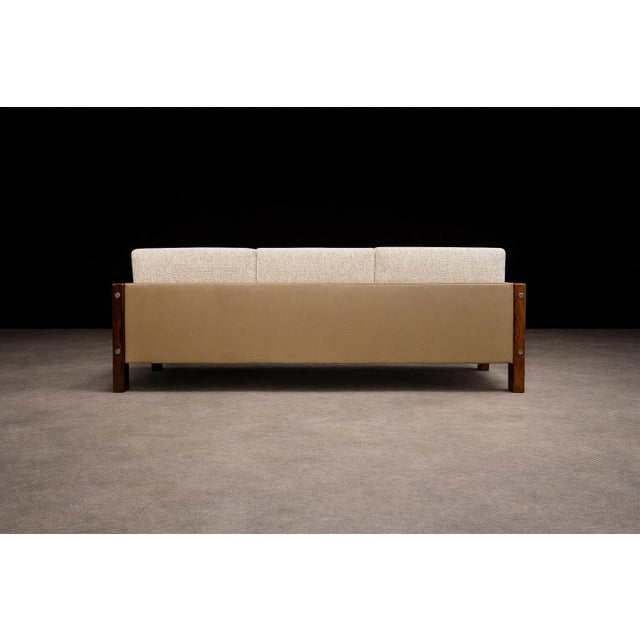 Sofa "Millor" in Rosewood, Fabric & Leather, Sergio Rodrigues, 1960s For Sale - Image 10 of 13