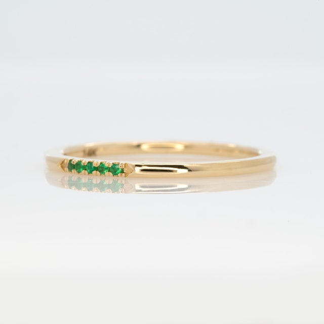 Metal Elegant Green Tsavorite Band Ring in Solid 14k Yellow Gold Jewelry, Size 6.75 For Sale - Image 7 of 8