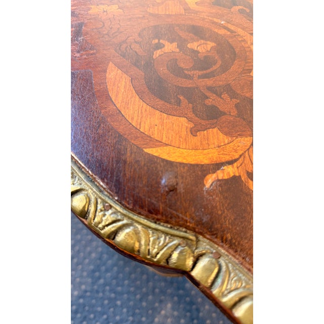 1940s Louis XV Style Inlaid Writing Desk With Ormolu Mounts & Marquetry Top (French Style Bureau Plat) For Sale - Image 18 of 18
