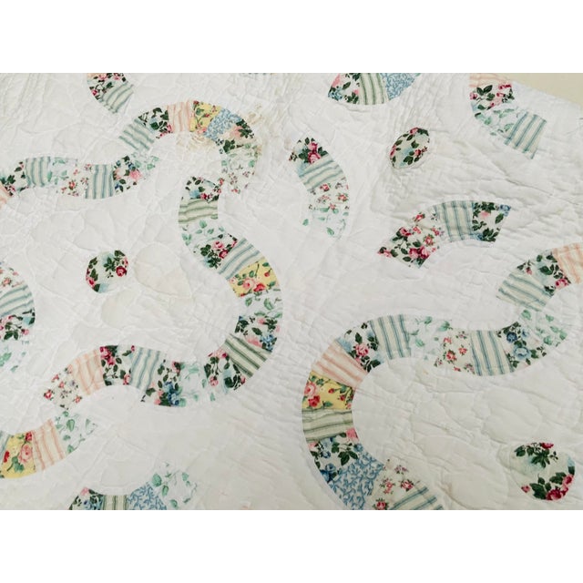 1940s Vintage All-Cotton Hand-Stitched Double Wedding Ring Scalloped Quilt For Sale - Image 11 of 18
