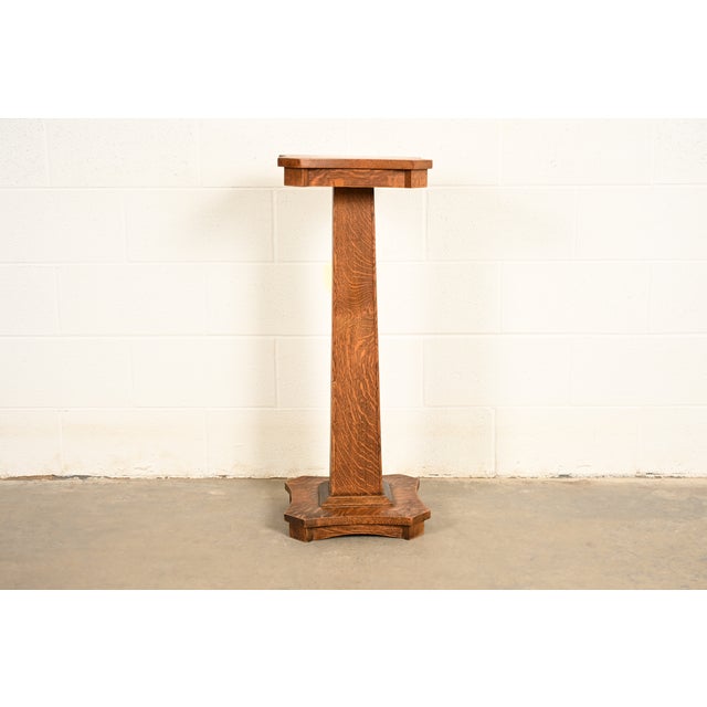 A beautiful antique Mission or Arts & Crafts quarter sawn tiger oak occasional pedestal side table or plant stand In the...