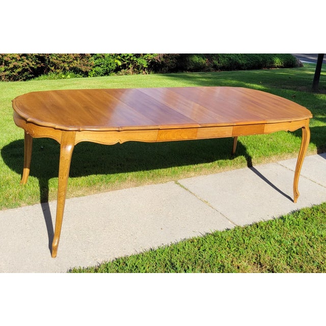 1960s 1960s Thomasville French Provincial Walnut Dining Table and 6 Chairs - Set of 7 For Sale - Image 5 of 15