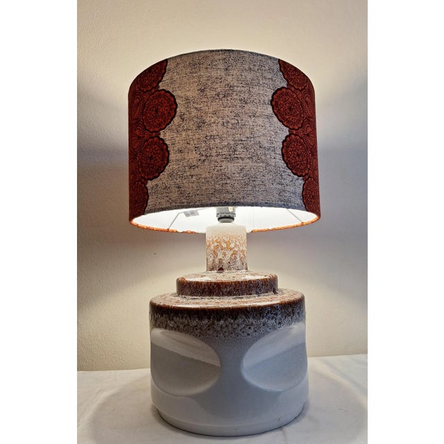 1970s Vintage Table Lamp with Ceramic Base in Beige-Brown-White with Matching Handmade Fabric Shade from Lamplove For Sale - Image 5 of 8