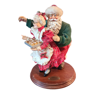 Great Resin Holiday Christmas Statue Santa and Mrs. Claus ~ Santa Steals a Kiss & a Cookie