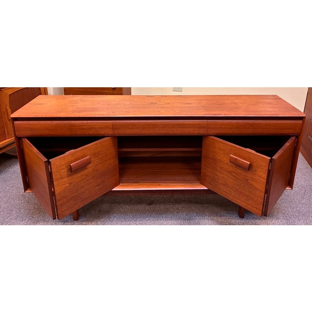 Mid-Century Modern European Mid Century Modern Teak Credenza With Accordion Doors by White & Newton, Uk c.1960 For Sale - Image 3 of 13