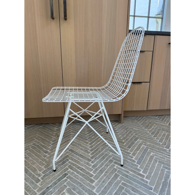 Mid-Century Modern Vintage White Metal Chairs - Set of 8 For Sale - Image 3 of 7