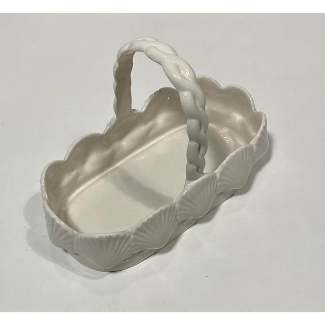1970s 1970s Mottahedeh Porcelain Handled Basket Sea Shell Motif For Sale - Image 5 of 12