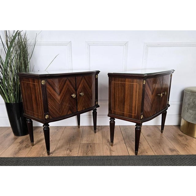 Mid-Century Modern Italian Art Deco Nightstands in Walnut with Glass Top, 1950s, Set of 2 For Sale - Image 9 of 10