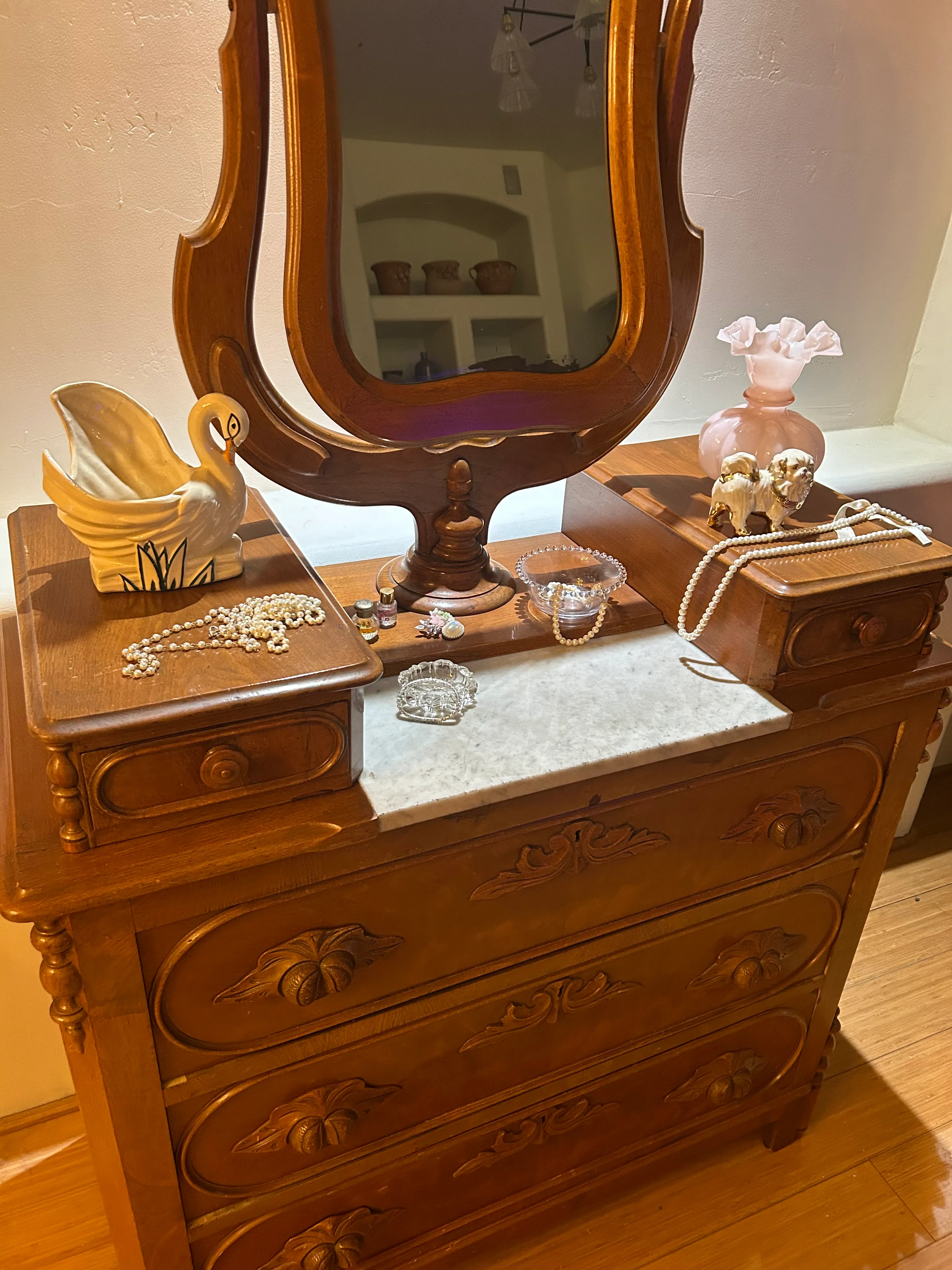 victorian dresser Bargain John's Antiques | Antique 3-piece Walnut Bedroom Set - original finish - Bed, and Commode detailed looping Victorian Antique Oak Bedroom Set
