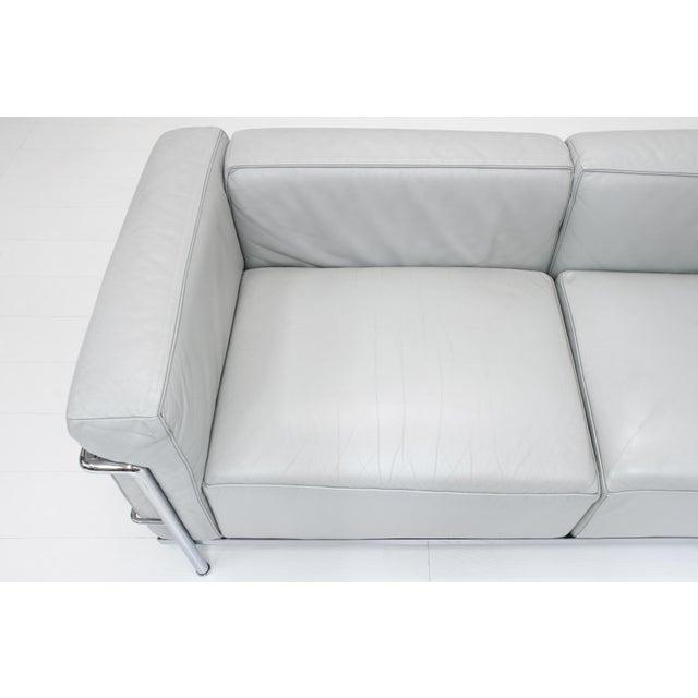Metal Bauhaus Grey Leather LC3 Sofa by Le Corbusier, Pierre Jeanneret and Charlotte Perriand for Cassina, 1980s For Sale - Image 7 of 12